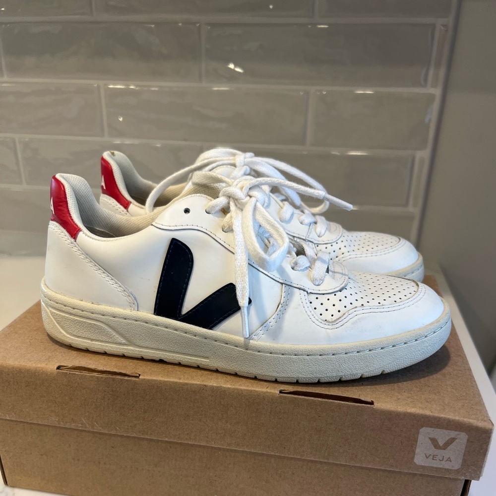 Veja Sneakers, Barely Size 37